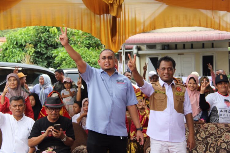 Andre Rosiade Ajak Warga Padang Pilih Calon yang Terbukti Kerja Nyata, Bukan yang hanya Berjanji 1 Andre Rosiade bersama Caleg DPRD Provinsi Sumbar Rudi Syafriadi saat berkampanye di Kelurahan Tanah Sirah Piai Nan XX, Kecamatan Lubukbegalung, Kota Padang, Minggu (17/12/2023). (Foto: Dok. Tim AR)