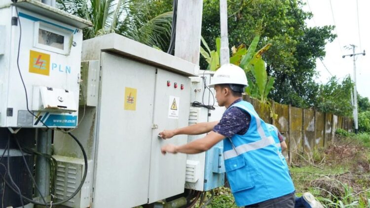 Dorong Pertumbuhan Ekonomi, PLN Jaga Stabilitas Tarif Listrik 1 Petugas PLN memeriksa jaringan listrik. (ANTARA/HO-PLN UID Sumbar)