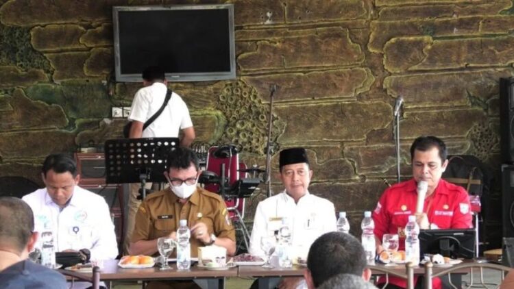 Pemkab Pasaman Barat saat melakukan monitoring dan evaluasi (monev) capaian Pendapatan Asli Daerah (PAD) 2023 pada Selasa (19/12/2023). Antara/Altas Maulana.