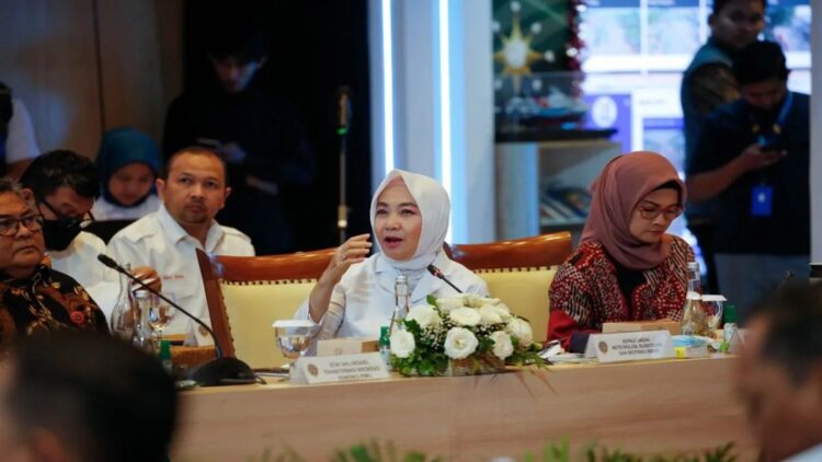 Kepala BMKG Dwikorita Karnawati dalam rapat dengan Kementerian Perhubungan dan KNKT di Jakarta, Selasa (19/12/2023). (ANTARA/HO-BMKG)