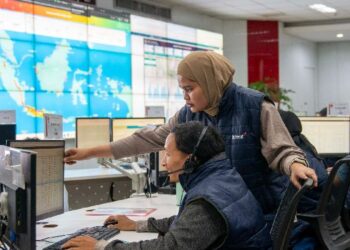 Ilustrasi petugas pemantau trafik jaringan Indosat. (Foto: Dok. IOH)