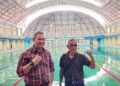 6 Provinsi di Sumatera Ikut Minangkabau Open Swimming Championship di Padang, Nihil Dukungan Pemerintah 7 Panitia pelaksana lomba renang Minangkabau Open Swimming Championship yang diikuti enam provinsi di Pulau Sumatera, Juhardio Anse (kiri) dan Damsir (kanan). (Foto: Dok. Istimewa)