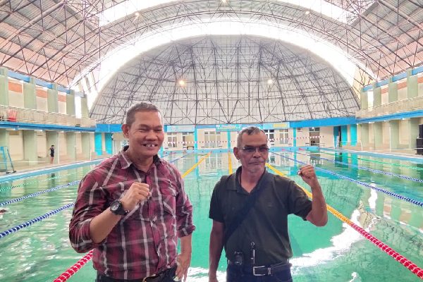 6 Provinsi di Sumatera Ikut Minangkabau Open Swimming Championship di Padang, Nihil Dukungan Pemerintah 1 Panitia pelaksana lomba renang Minangkabau Open Swimming Championship yang diikuti enam provinsi di Pulau Sumatera, Juhardio Anse (kiri) dan Damsir (kanan). (Foto: Dok. Istimewa)