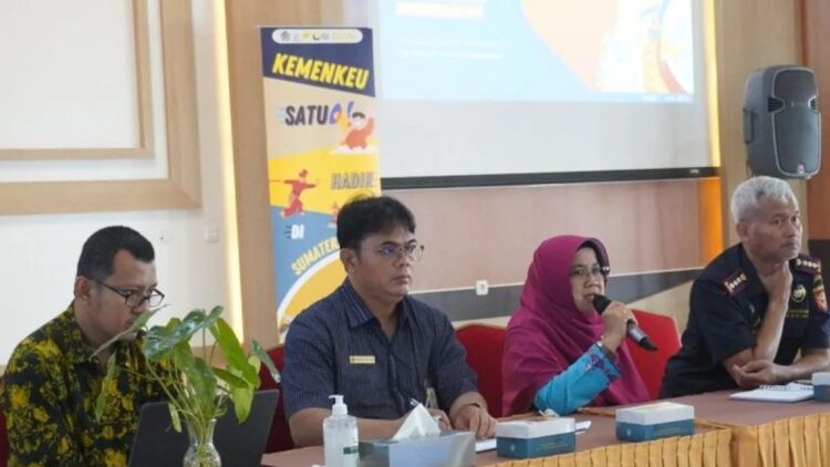 DJP Sumbar-Jambi Sebut Realisasi Pajak di Sumbar Januari-November 2023 Capai Rp5,17 T 1 Kepala Bidang Penyuluhan Pelayanan dan Hubungan Masyarakat Kanwil DJP Sumbar-Jambi Marihot Pahala Siahaan (dua dari kiri). Antara/HO-Humas DJP.