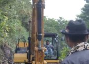 Alat Berat Dikerahkan Bersihkan Material Banjir Bandang-Longsor di Surian Kabupaten Solok