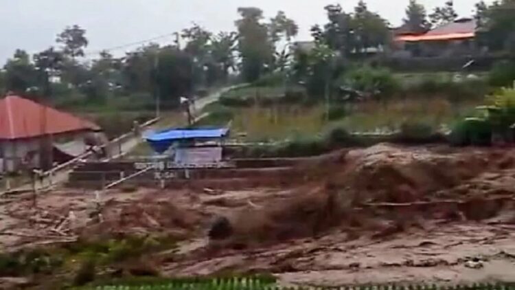 Hujan Lebat, Sejumlah Daerah di Surian Kabupaten Solok Diterjang Banjir Bandang-Longsor 1 Sawah warga Nagari Surian, Kecamatan Pantai Cermin, Kabupaten Solok, Sumbar saat dilanda banjir bandang dan longsor (ANTARA/HO-Diksominfo Solok)