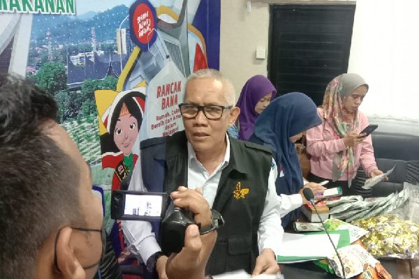 Barang Tanpa Izin Edar, Kedaluwarsa hingga Rusak Disita BBPOM di Padang 1 Kepala BBPOM di Padang, Abdul Rahim saat diwawancarai awak media. (Foto: Dok. Muhammad Aidil)