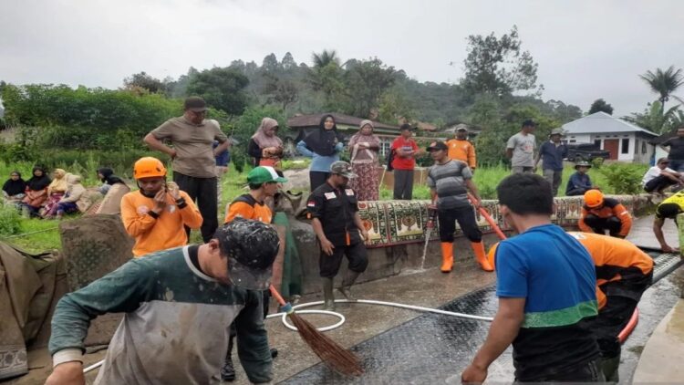 Sejumlah warga dan tim BPBD Kabupaten Solok saat membersihkan material banjir bandang di Nagari Surian, Kecamatan Pantai Cermin, Kabupaten Solok, Sumbar (ANTARA/HO-Diskominfo Solok)