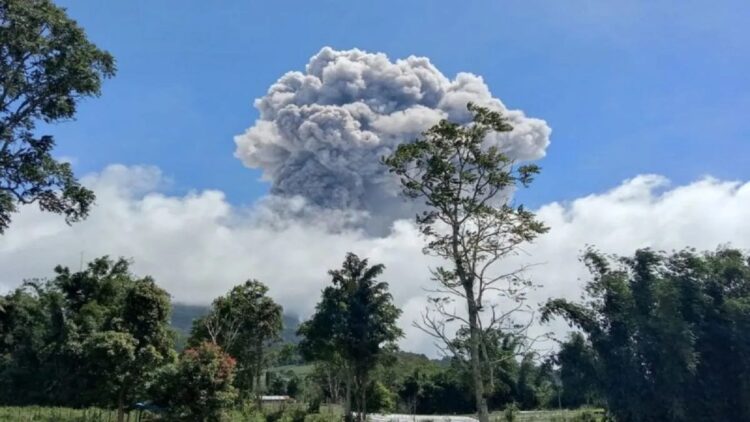 Masyarakat Terdampak Erupsi Marapi Diimbau Cek Kesehatan 1 Letusan Gunung Marapi yang terlihat jelas dari Kabupaten Agam. Gunung api aktif setinggi 2.891 Mdpl itu masih mengalami erupsi di hari ke-20 sejak erupsi awal Desember ini (Antara/HO-Dokumen Pribadi)