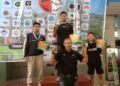 Panitia pelaksana Minangkabau Open Swimminy Championship, Juhardio Anse memberikan medali dan piagam kepada peserta lomba renang se-Sumatera. (Foto: Dok. Radarsumbar.com)