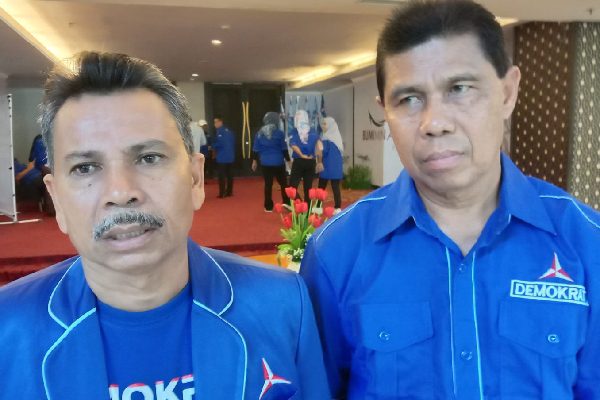 Targetkan 8 Kursi di Pemilu 2024, Demokrat Padang Ingin Kader Terpilih Lebih Berkualitas 1 Ketua DPC Partai Demokrat Kota Padang, Surya Jufri Bitel (kiri) dan Sekretaris, Mukhlis (kanan). (Foto: Dok. Radarsumbar.com)