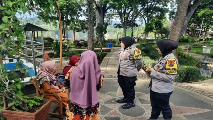 Perkuat Peran Perempuan dalam Sektor Keamanan, Polwan jadi Bhabinkamtimbas di Bukittinggi 1 Dua orang petugas Bhabinkamtibmas dari Polisi Wanita yang baru ditunjuk oleh Kapolresta Bukittinggi tampak sedang berkomunikasi dengan warga. (Antara/Al Fatah)