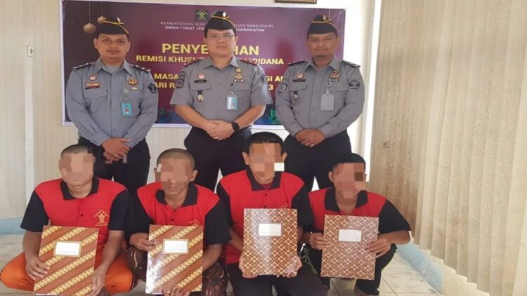 Berkelakuan Baik, Empat Napi Rutan Padangpanjang Terima Remisi Natal 1 Kepala Rupajang Auliya Fahmi serahkan SK remisi khusus 4 WBP. (ANTARA/ Isril)