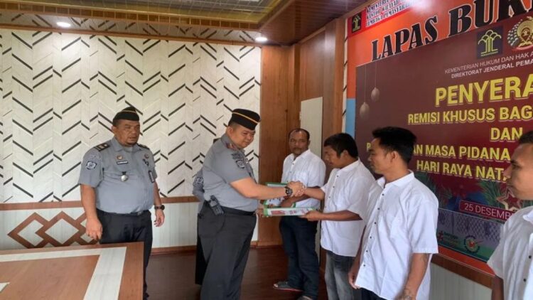 Empat Napi Lapas Bukittinggi Terima Remisi Natal 1 Kepala Lapas Bukittinggi menyerahkan bukti remisi khusus Hari Natal kepada empat warga binaan pemasyarakatan, di Bukittinggi, Senin (25/12/2023). ANTARA).