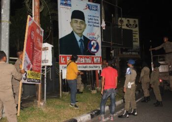 Penertiban baliho dan Alat Peraga Kampanye (APK) Caleg yang melanggar aturan di Padang. (Foto: Dok. Satpol PP Padang)