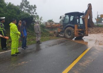 Pembersihan material longsor di jalan Sumbar-Riau. (Foto: Dok. Polres Limapuluh Kota)