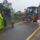 Pembersihan material longsor di jalan Sumbar-Riau. (Foto: Dok. Polres Limapuluh Kota)