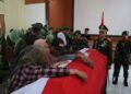 Sah! Prajurit Yonif 133 Yudha Sakti Padang yang Gugur Ditembak KKB Papua Dapat Kenaikan Pangkat Luar Biasa 4 Keluarga memeluk peti jenazah Kopda Hendrianto yang gugur ditembak Kelompok Kriminal Bersenjata (KKB) di Kabupaten Maybrat, Papua Barat Daya. (Foto: Dok. Penrem 032 Wirabraja)