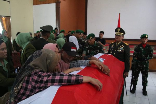 Sah! Prajurit Yonif 133 Yudha Sakti Padang yang Gugur Ditembak KKB Papua Dapat Kenaikan Pangkat Luar Biasa 1 Keluarga memeluk peti jenazah Kopda Hendrianto yang gugur ditembak Kelompok Kriminal Bersenjata (KKB) di Kabupaten Maybrat, Papua Barat Daya. (Foto: Dok. Penrem 032 Wirabraja)