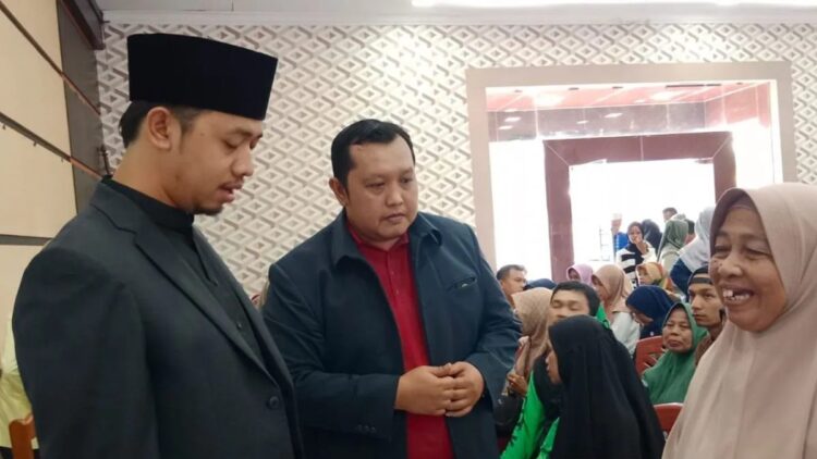 3.808 Warga Bukittinggi Terima BLT El Nino 1 Wali Kota Bukittinggi, Erman Safar saat menyerahkan bantuan langsubg tunai El Nino kepada 3.808 warga terdampak (Antara/Al Fatah)