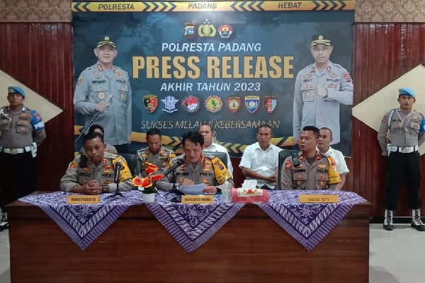 Kasus Penyalahgunaan Narkotika dan Angka Kejahatan di Padang Meningkat Sepanjang 2023 1 Pemaparan pencapaian kinerja dan ungkap kasus Polresta Padang sepanjang tahun 2023. (Foto: Dok. Radarsumbar.com)