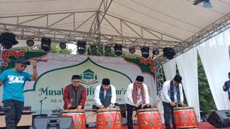 Bukittinggi jadi Tuan Rumah MTQ ke-41 Sumbar, Agam Targetkan Juara Umum 1 Bupati Agam Andri Warman sedang memukul tambua tanda dimulainya kegiatan MHQ di GOR Rang Agam, Kamis (28/12). Dok Antara/Yusrizal