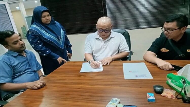 Kasi Intelijen dan Penindakan Keimigrasian, Kantor Imigrasi Kelas I TPI Padang, Irpan Sapari Somantri (baju putih) sedang memeriksa dokumen keimigrasian TKA asal India di Kabupaten Padangpariaman, pada Kamis,(28/12). (ANTARA/ HO- Imigrasi Kelas I TPI Padang)