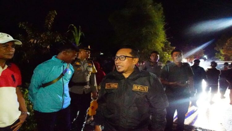 Bupati Tanahdatar Eka Putra saat meninjau lokasi banjir bandang beberapa waktu lalu, (Antara/HO)