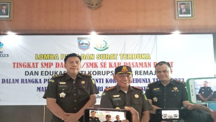 10 Perkara Korupsi Disidik Kejari Pasbar selama 2023 1 Kepala Kejaksaan Negeri Pasaman Barat M. Yusuf Putra (tengah) bersama Kepala Seksi (Kasi) Pidana Khusus Andita R (kiri) dan Kasi Intelijen Hendri S saat menyampaikan perkara selama 2023, Selasa (12/12/2023). Antara/Altas Maulana.