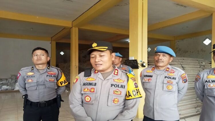 Dirikan Pospam-Pelayanan Nataru, Polres Pasbar Terjunkan 60 Personel 1 Kepala Polres Pasaman Barat AKBP Agung Basuki saat menyampaikan persiapan pengamanan dan pelayanan Natal 2023 dan Tahun Baru 2024 di Simpang Empat, Rabu (20/12/2023). Antara/Altas Maulana.