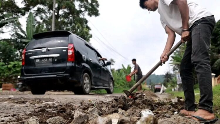 Warga timbun sendiri jalan berlubang di Kabupaten Tanahdatar (Antara/Etri Saputra)