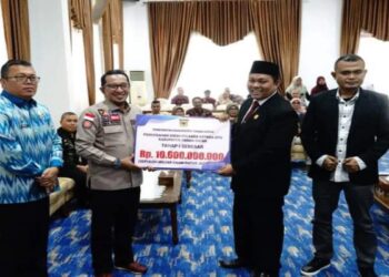 Pemkab Tanahdatar Serahkan Dana Hibah Pilkada Rp39 Miliar ke KPU-Bawaslu 5 Pemkab Tanahdatar Serahkan Dana Hibah Pilkada Rp39 Miliar ke KPU-Bawaslu