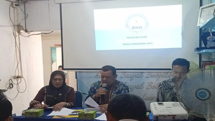 Tiga Perkara Narkotika Diselesaikan BBNK Pasaman Barat selama 2023 1 BNNK Pasaman Barat saat menyampaikan kinerja selama 2023 dalam pemberantasan dan pencegahan narkotika di daerah itu, Kamis (21/12/2023). Antara/Altas Maulana.