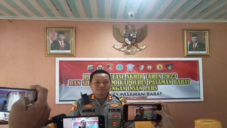Kepala Polres Pasaman Barat AKBP Agung Basuki saat menyampaikan penanganan narkotika selama 2023, Minggu (31/12/2023). Antara/Altas Maulana.
