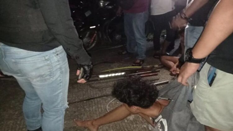 Petugas mengamankan salah seorang pelaku di kawasan Jati Adabiah, Padang Timur, Kota Padang pada Minggu (3/12). ANTARA/FathulAbdi