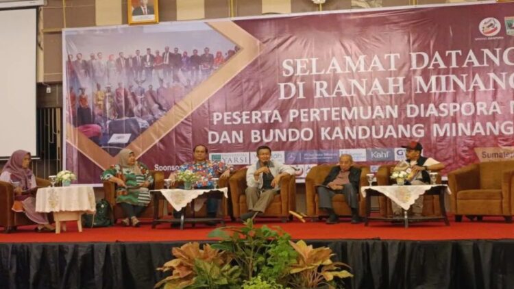 Panitia Pertemuan Perantau Minang Dunia di Padang, Minggu. (ANTARA/Miko Elfisha)