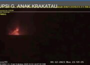 Lontarkan Abu Setinggi 1.500 Meter, Gunung Anak Krakatau kembali Erupsi