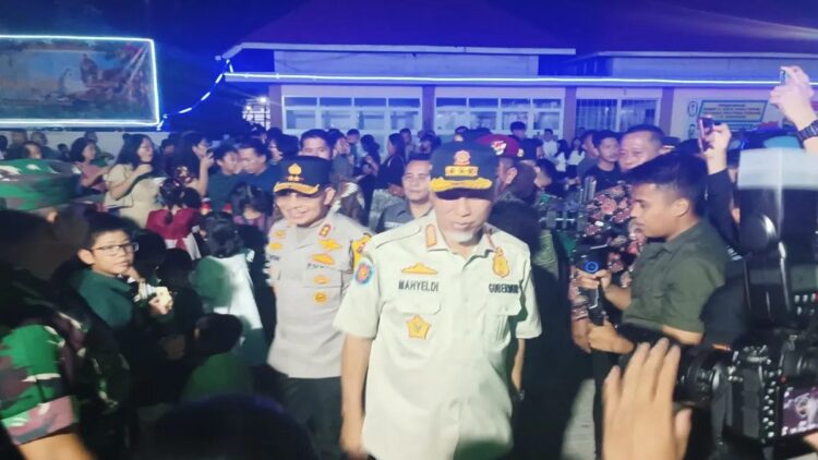 Kesbangpol Sebut Perayaan Natal di Berbagai Daerah di Sumbar Berjalan Lancar 1 Forkopimda Sumbar saat meninjau Misa Natal pada beberapa gereja di Padang. (ANTARA/Miko)