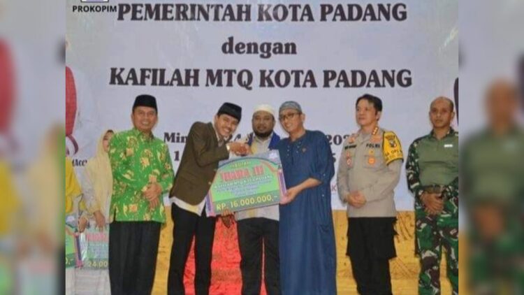 Pemko Padang menyerahkan bonus untuk kafilah yang berprestasi di MTQ ke-40 Sumbar. (Foto: Dok. Diskominfo Padang)