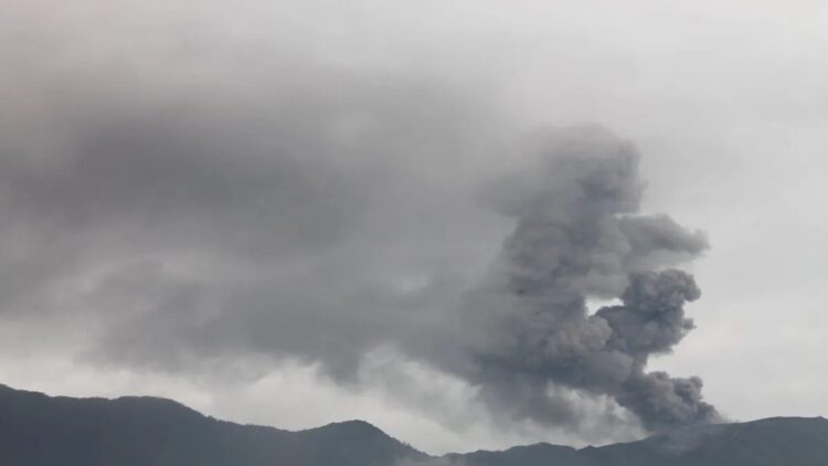 PGA Catat Gunung Marapi Erupsi 46 Kali selama Dua Hari 1 Erupsi Gunung Marapi Sumatera Barat yang masih terus terjadi sejak Minggu (3/12/2023) hingga Senin (4/12/2023). Erupsi ini membuat Tim SAR gabungan harus menunda dan waspada saat melakukan proses evakuasi dan pencarian korban yang berada di sekita puncak (Antara/Al Fatah)
