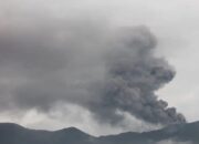 Diiringi Dentuman dan Gempa, Gunung Marapi Sumbar kembali Erupsi