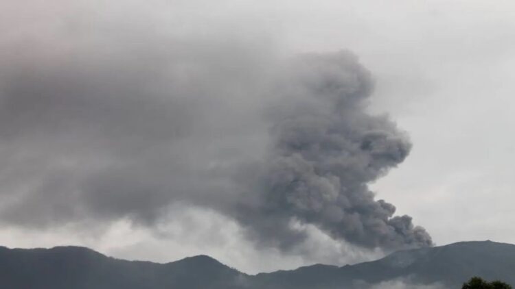 Diiringi Dentuman dan Gempa, Gunung Marapi Sumbar kembali Erupsi 1 Gunung Marapi Sumatera Barat mengalami erupsi. Petugas Gunung Api (PGA) mencatat terjadinya 92 kali letusan dan 467 hembusan sejak Minggu (3/12/2023) lalu.