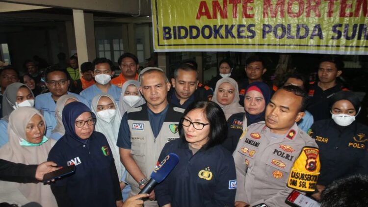 Berhasil Diidentifikasi, Polda Sumbar Tegaskan Seluruh Jenazah Korban Marapi Sudah Dijemput Keluarga 1 Kabiddokkes Polda Sumbar, Lisda Cancer saat memberikan keterangan kepada wartawan setelah proses identifikasi jenazah korban terakhir Erupsi Marapi (Antara/Al Fatah)
