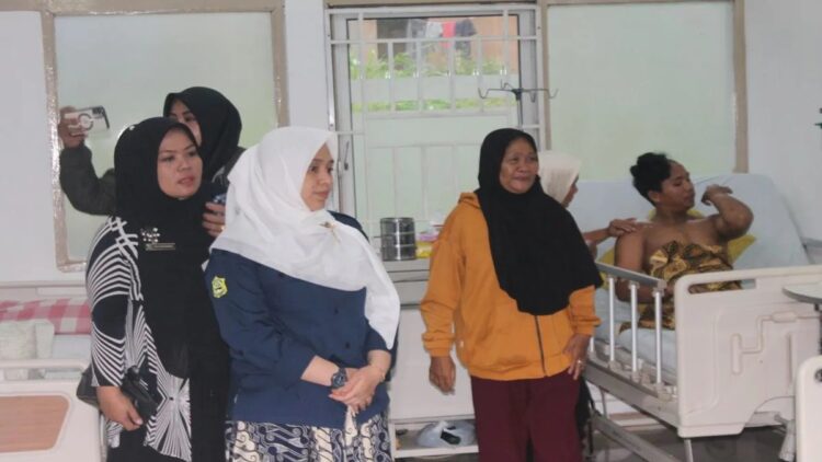 Wakil Direktur RSAM Bukittinggi, Vera Maya Sari saat memeriksa kondisi pasien yang menjadi korban erupsi Gunung Marapi yang masih dalam proses perawatan (Antara/Al Fatah)