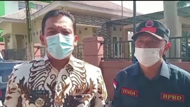Udara Tercemar akibat Abu Vulkanik Marapi, Pemko Padangpanjang Bagi-bagi Masker 1 Pemko Padangpanjang membagikan masker pascaerupsi Gunung Marapi. (Foto: Dok.Antara)