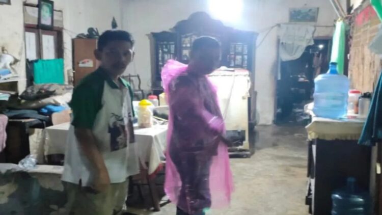 Petugas BPBD Agam sedang berada di rumah warga tertimbun tanah longsor. Dok BPBD Agam