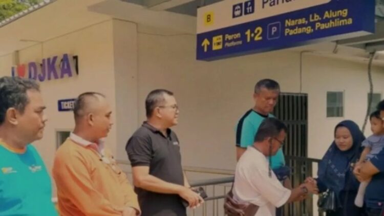 Permudah Wisatawan, Pemko Pariaman Buka Askes Masuk Pantai Gandoriah dari Stasiun KA 1 Petugas dari Disparbud Kota Pariaman, Sumbar disaksikan oleh Pj Wako Pariaman menarik retribusi masuk ke objek wisata Pantai Gandoriah dari Stasiun Kereta Api Pariaman. Antara/HO-Diskominfo Pariaman