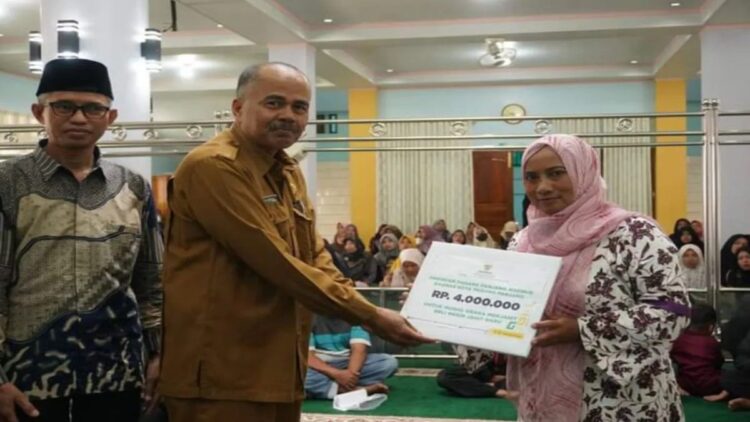Baznas Padangpanjang Salurkan Zakat Rp252 Juta untuk 162 Mustahik 1 Staf Ahli Bidang Kemasyarakatan dan Sumberdaya Manusia Setdako, Drs. Maiharman didampingi pimpinan Baznas Kota Padangpanjang, Syamsuarni, S.Ag serahkan zakat kepada mustahik. (Foto: Antara)