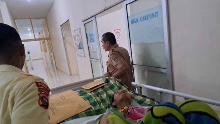 Muhammad Arbi, korban selamat terakhir yang dirawat di RSAM Bukittinggi akhirnya diijinkan pulang ke kediamannya di Pekanbaru, Riau (Antara/Al Fatah)