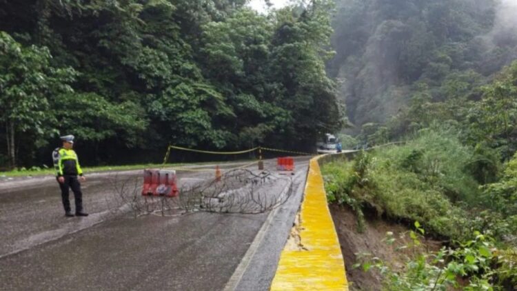 Jalan di Singgalang Kariang Padangpanjang Retak, Polisi Minta Pengendara Hati-hati 1 Jalan di Singgalang Kariang retak, pengendara diharapkan waspada
